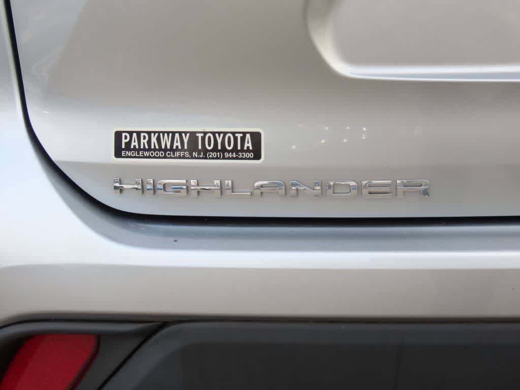 Used 2023 Toyota Highlander LE AWD/4WD image 7
