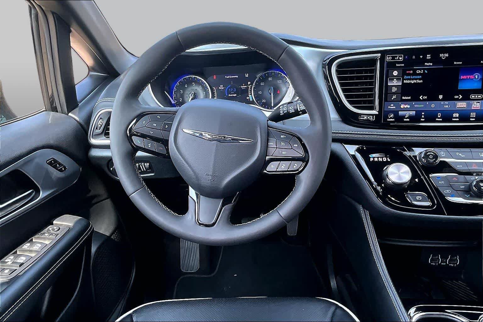 Used 2025 Chrysler Pacifica Limited FWD image 6