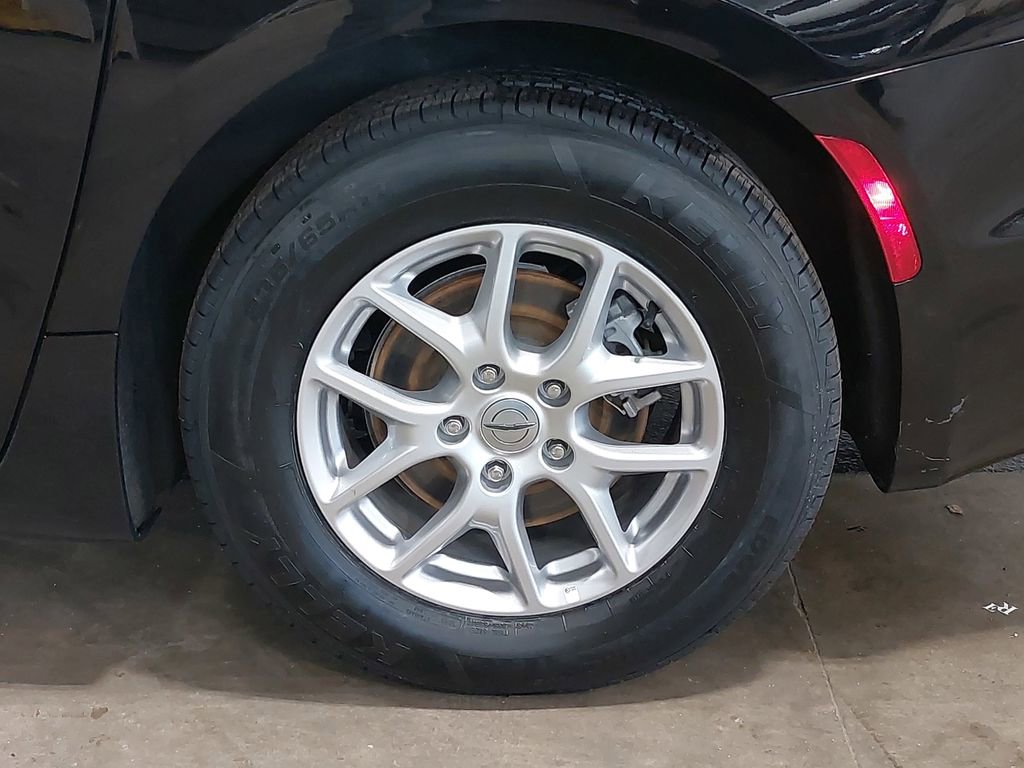 Used 2024 Chrysler Pacifica Touring-L image 35