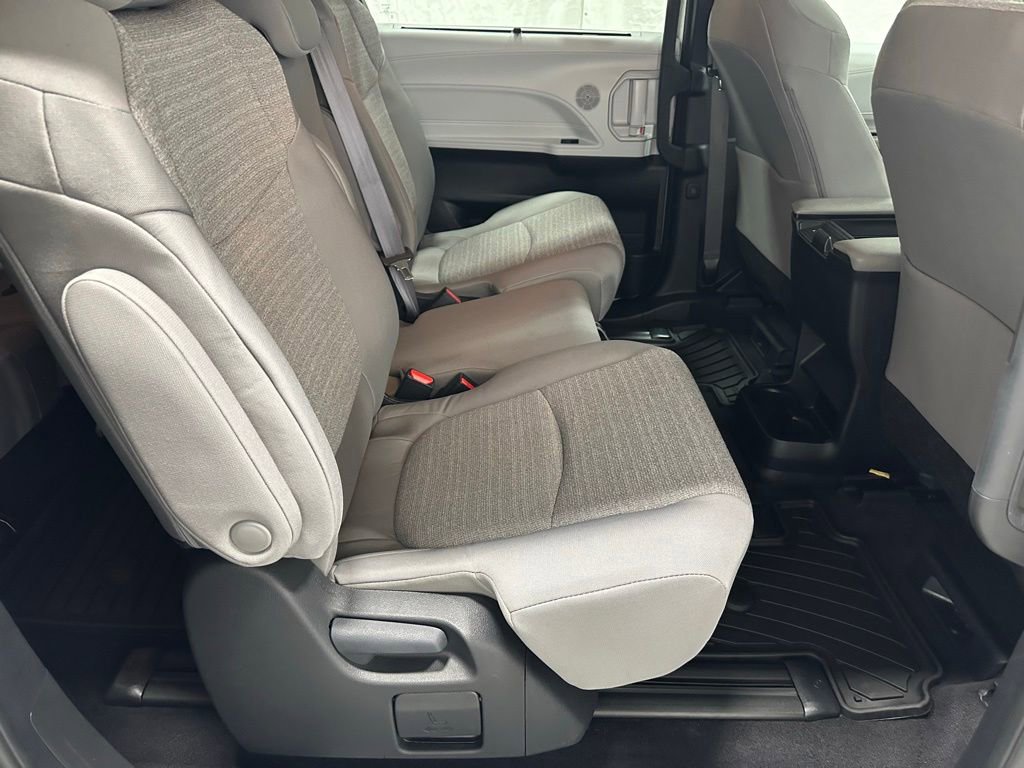 Used 2025 Toyota Sienna LE FWD image 53