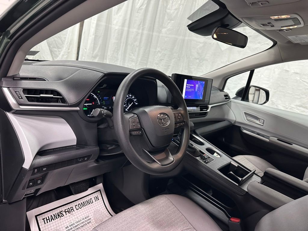 Used 2025 Toyota Sienna LE image 15