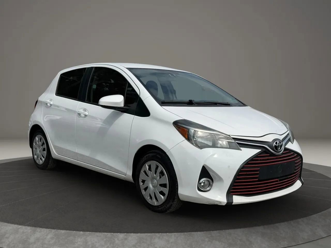 Used 2016 Toyota Yaris L FWD image 3