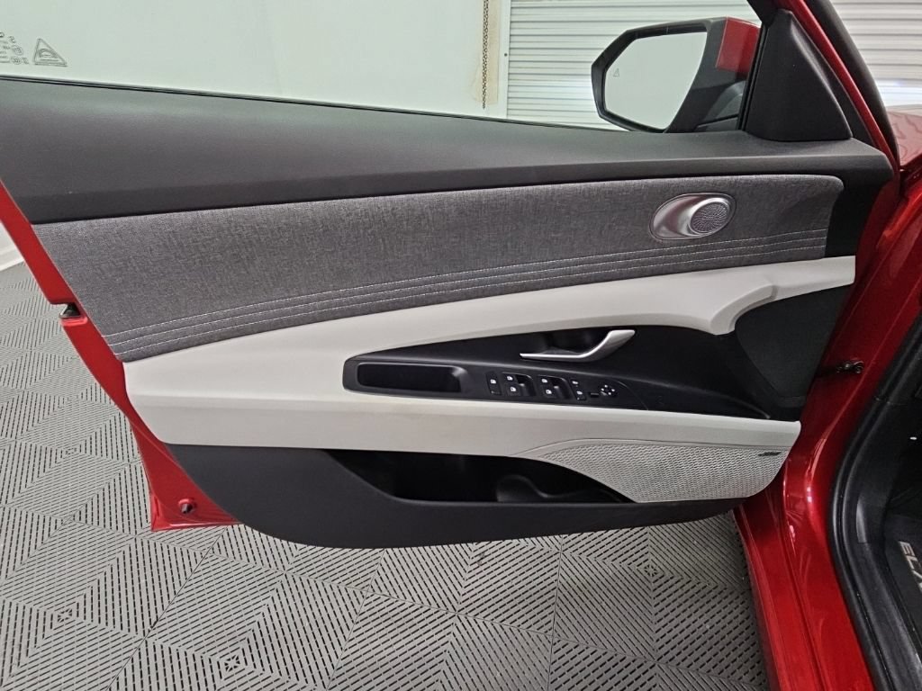 Used 2025 Hyundai Elantra Limited FWD image 29