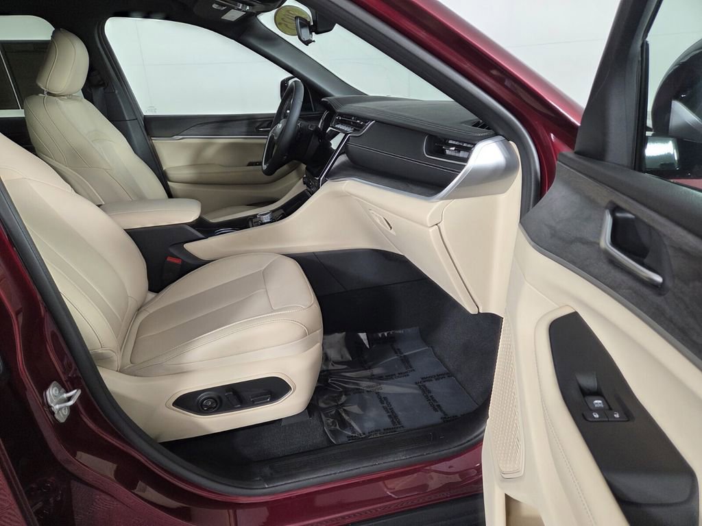 Certified 2025 Jeep Grand Cherokee Limited w/ Black Appearance Package image 33