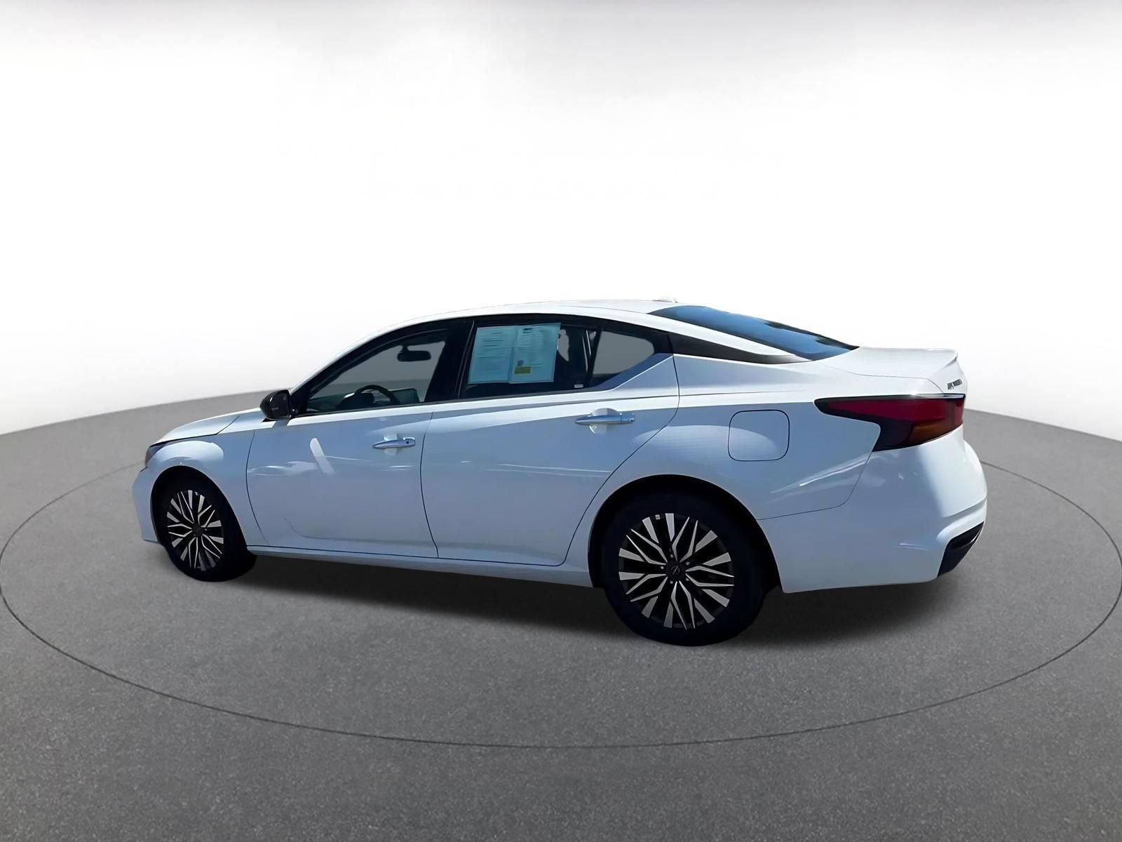 Used 2025 Nissan Altima 2.5 SV FWD image 8