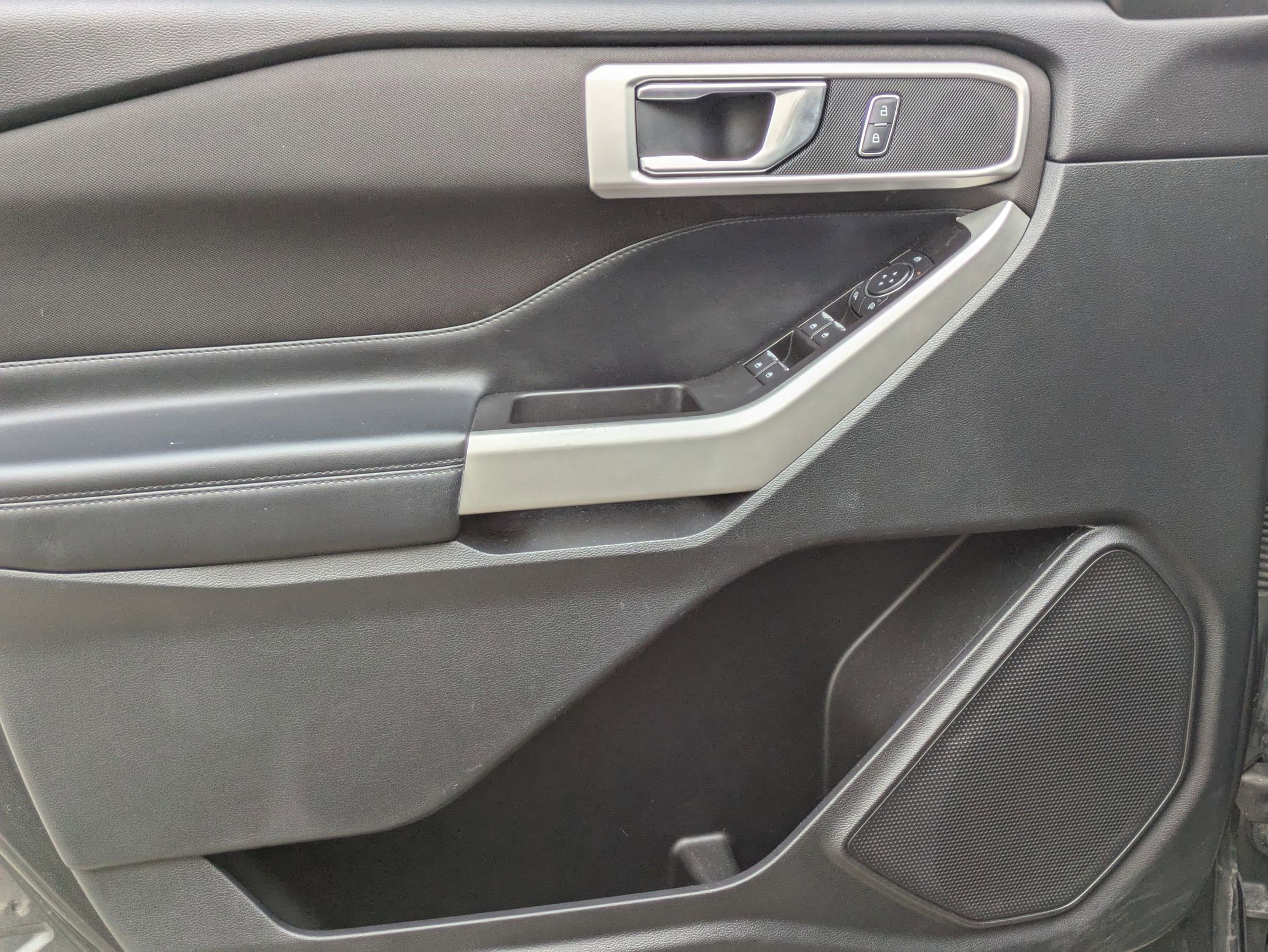 Used 2020 Ford Explorer XLT w/ Comfort Package image 11