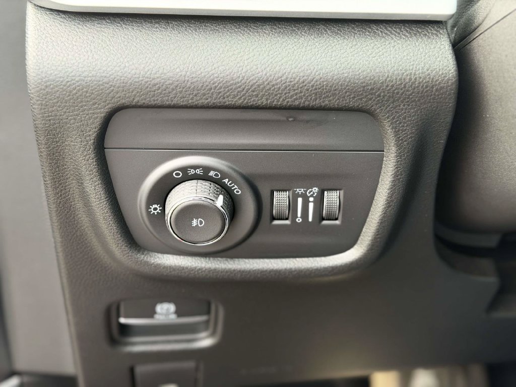 Used 2025 Jeep Grand Cherokee L Limited AWD/4WD image 33