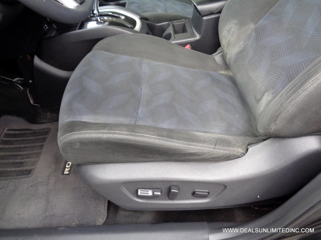 Used 2015 Nissan Rogue SV image 8