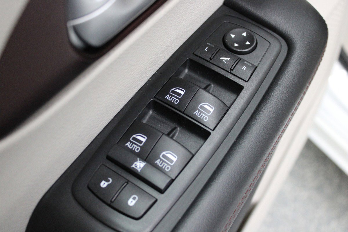 Used 2018 Chrysler Pacifica Limited w/ Advanced Safetytec Group FWD image 21