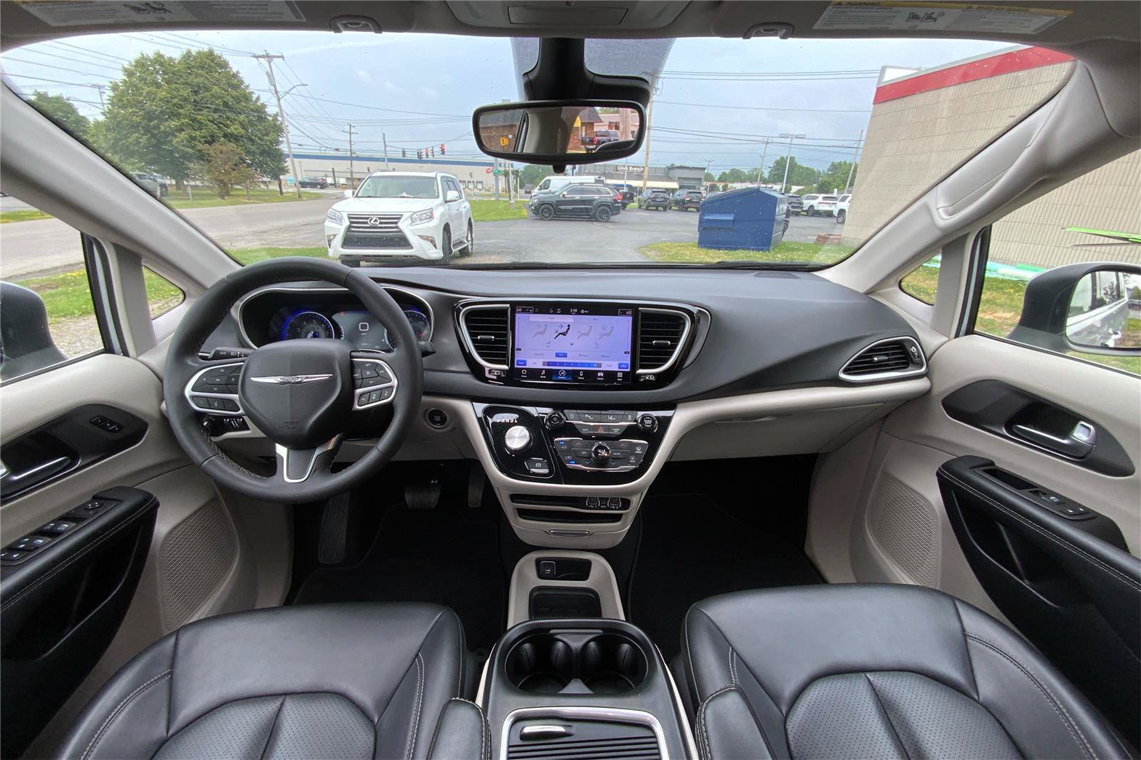 Used 2023 Chrysler Pacifica Touring-L FWD image 32