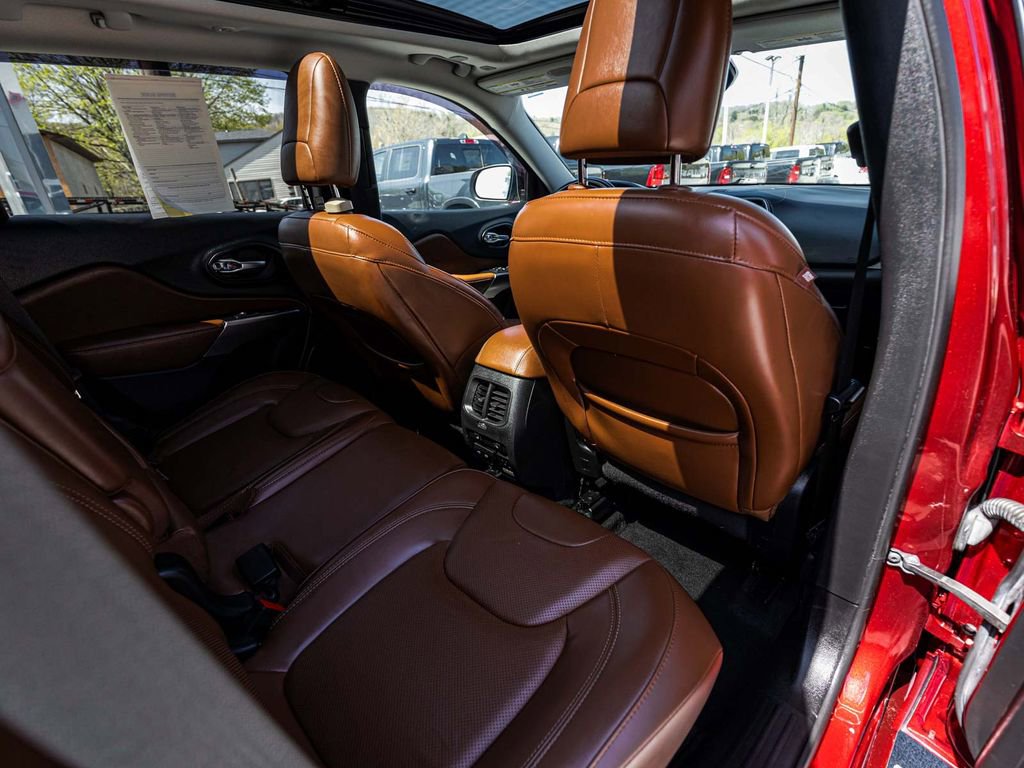 Used 2019 Jeep Cherokee Overland w/ Technology Group AWD/4WD image 30