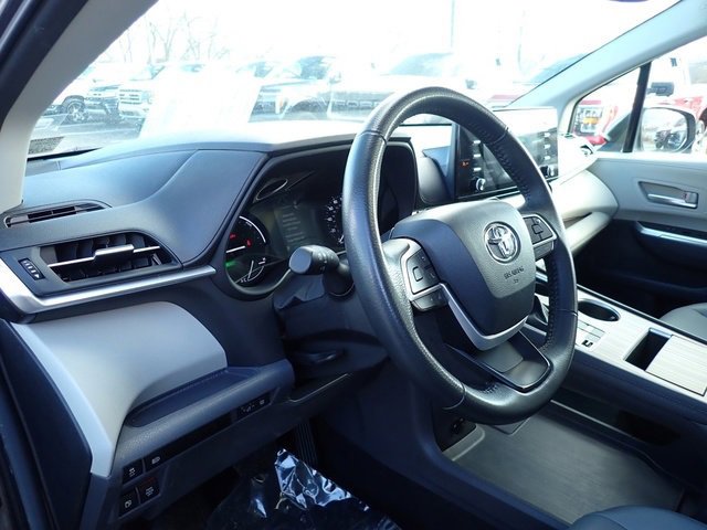 Used 2024 Toyota Sienna XLE image 14