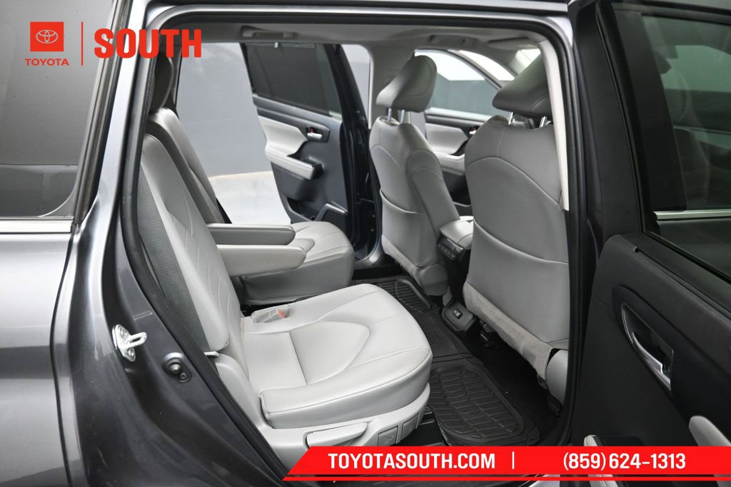 Used 2022 Toyota Highlander XLE AWD/4WD image 33