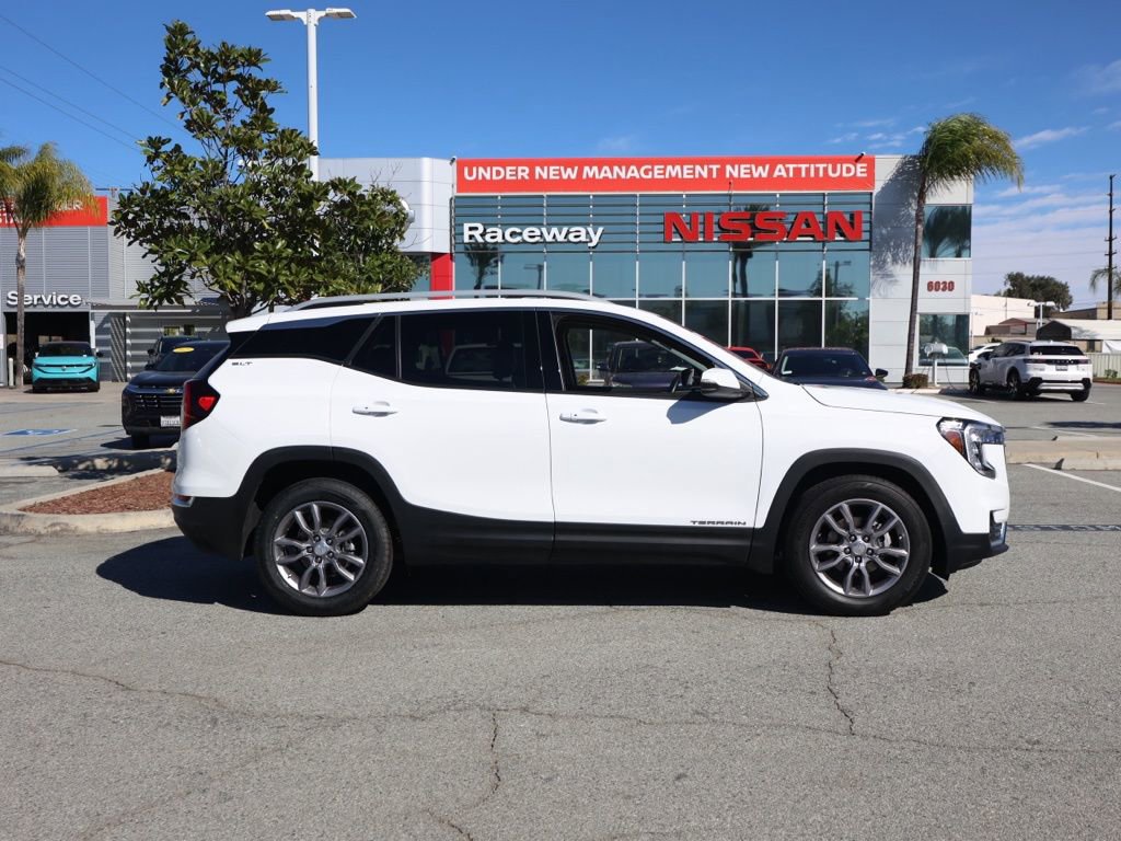 Used 2024 GMC Terrain SLT image 3