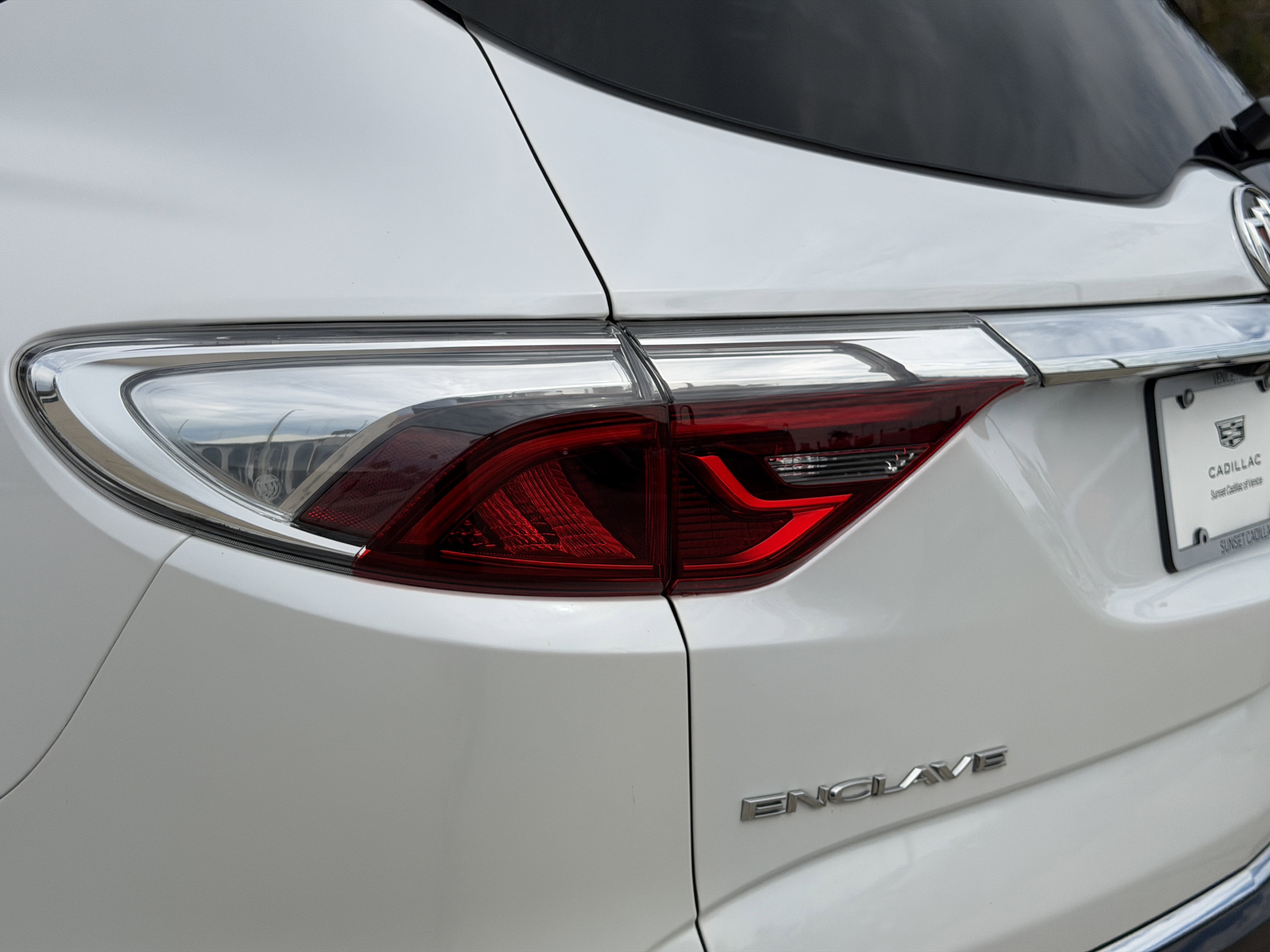 Used 2022 Buick Enclave Essence w/ Sport Touring Edition image 8