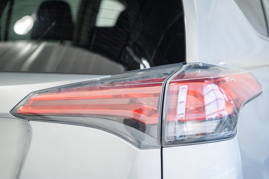 Used 2016 Toyota RAV4 LE AWD/4WD image 6