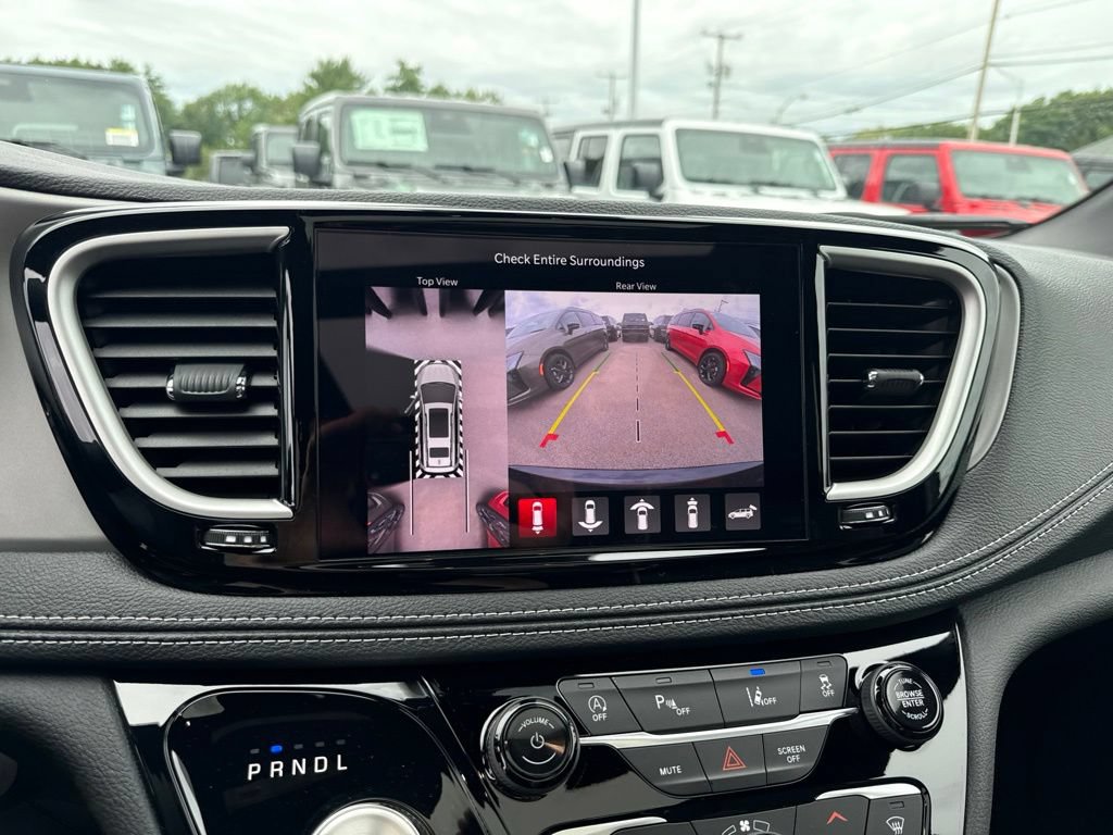 New 2027 Chrysler Pacifica Limited AWD/4WD image 13