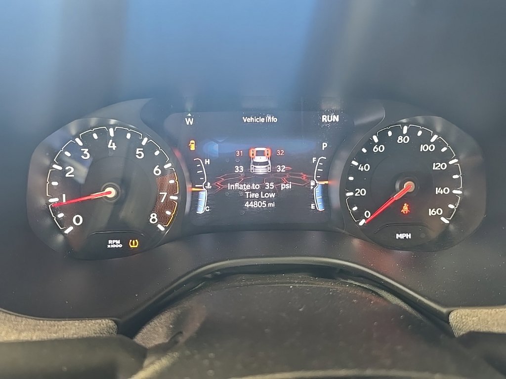 Used 2025 Jeep Compass Latitude w/ Sun & Sound Group AWD/4WD image 2