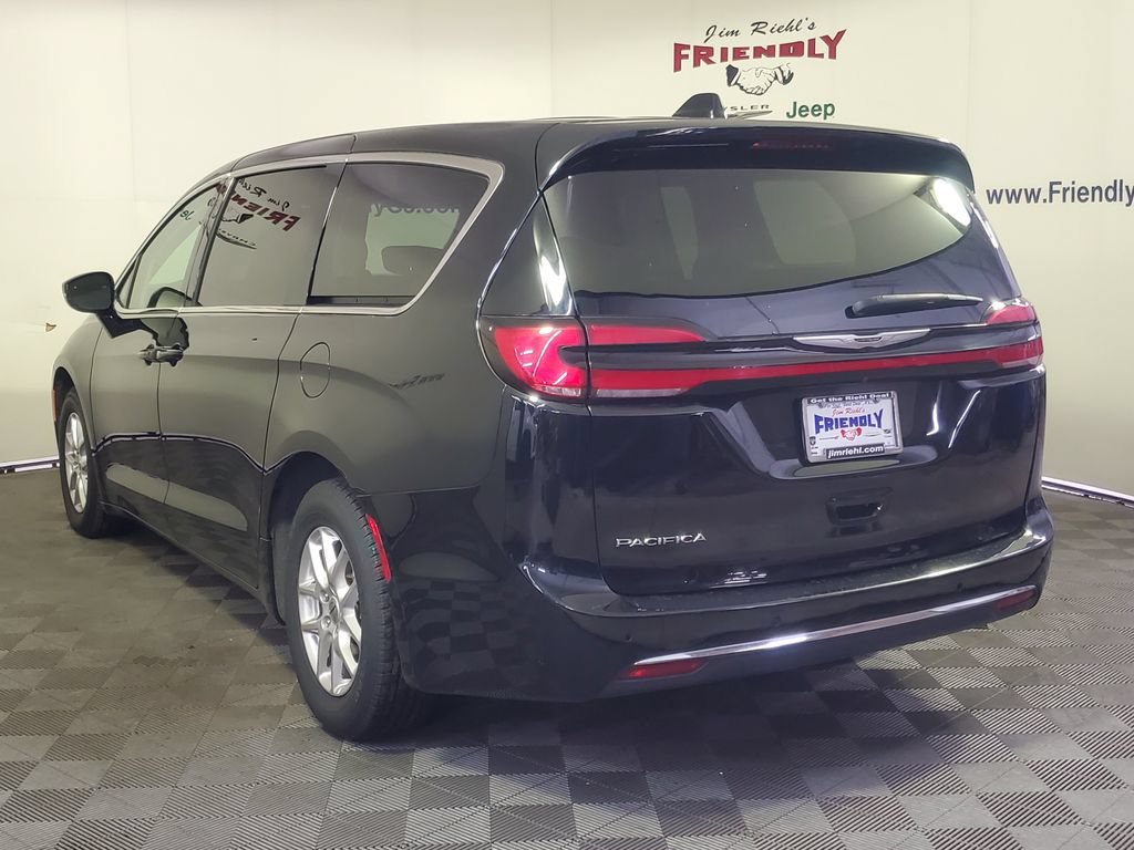 Used 2024 Chrysler Pacifica Touring-L FWD image 4
