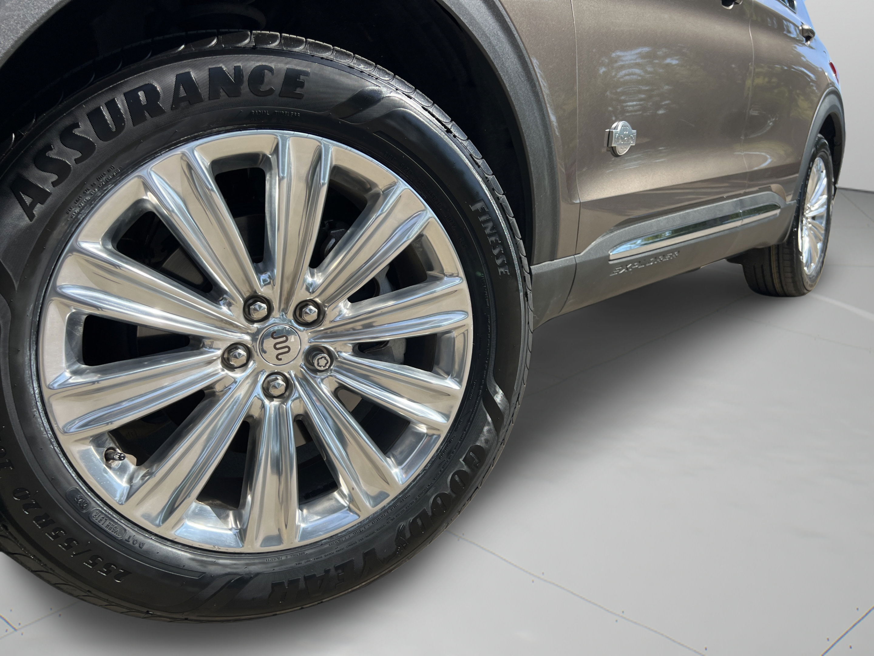 Used 2021 Ford Explorer King Ranch w/ Premium Technology Package RWD image 35