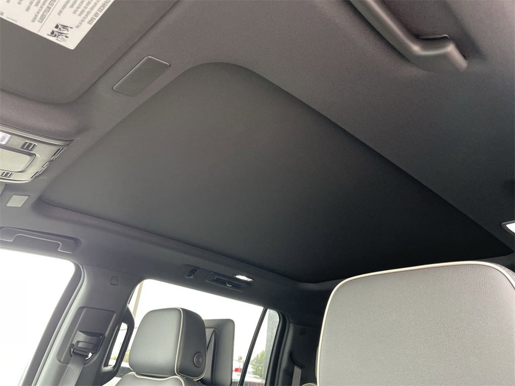 New 2025 Chevrolet Suburban Premier image 22