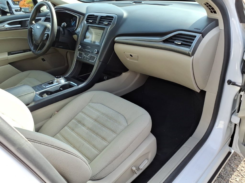 Used 2019 Ford Fusion SE FWD image 9