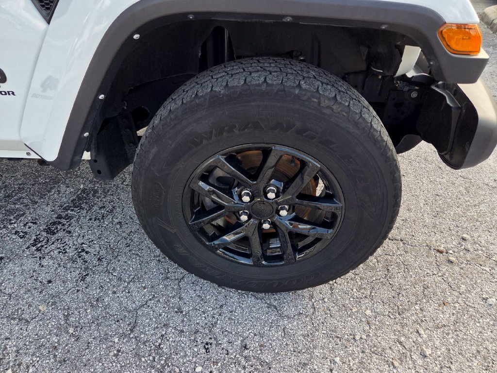 Used 2023 Jeep Gladiator Sport AWD/4WD image 17