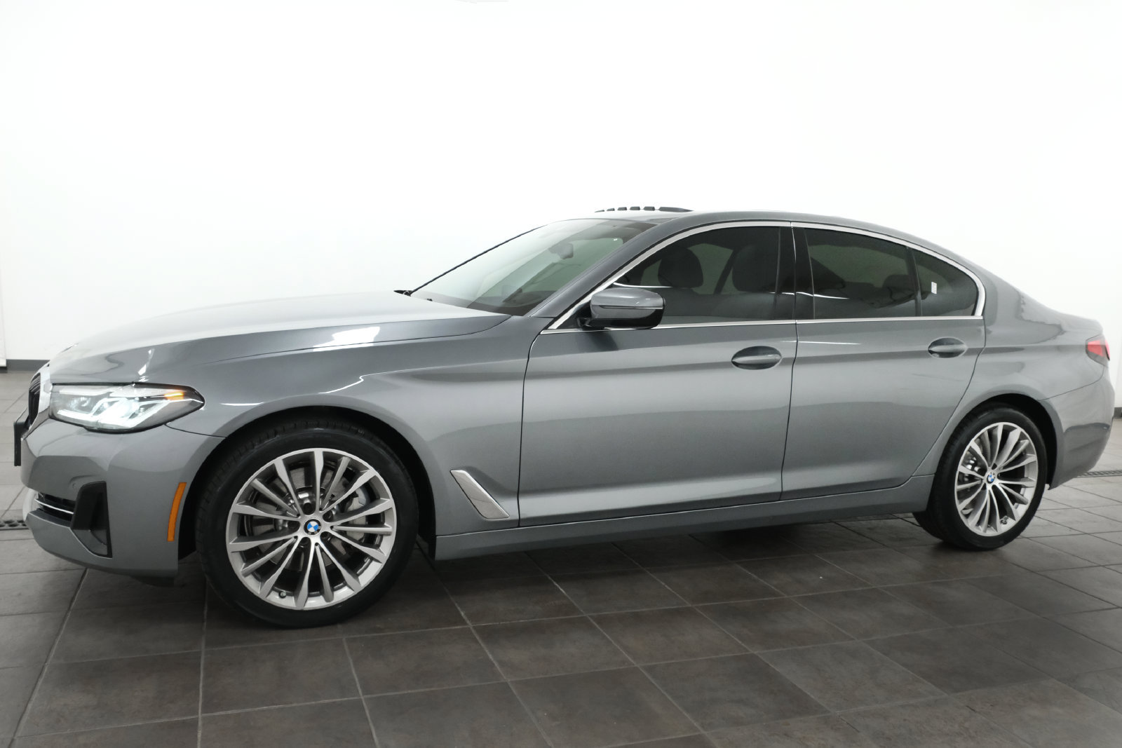 Used 2023 BMW 530i xDrive w/ Premium Package AWD/4WD image 2