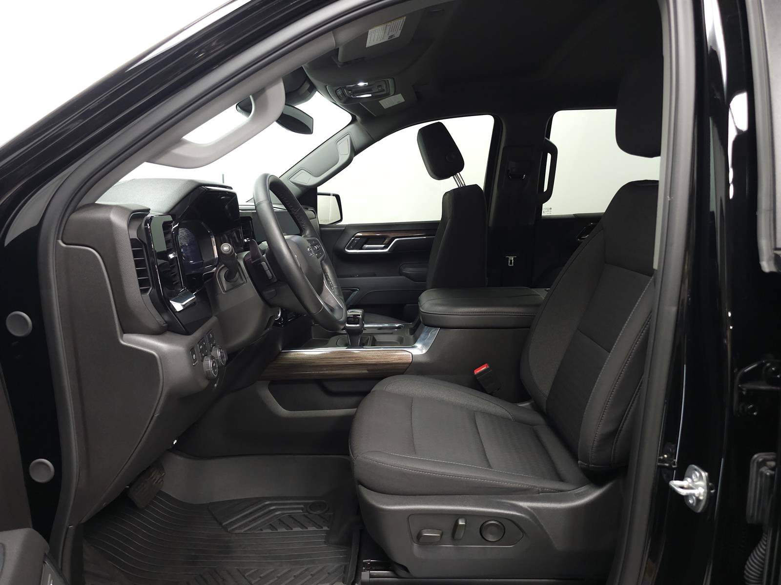 Used 2025 Chevrolet Silverado 1500 LT Trail Boss w/ Convenience Package II AWD/4WD image 4