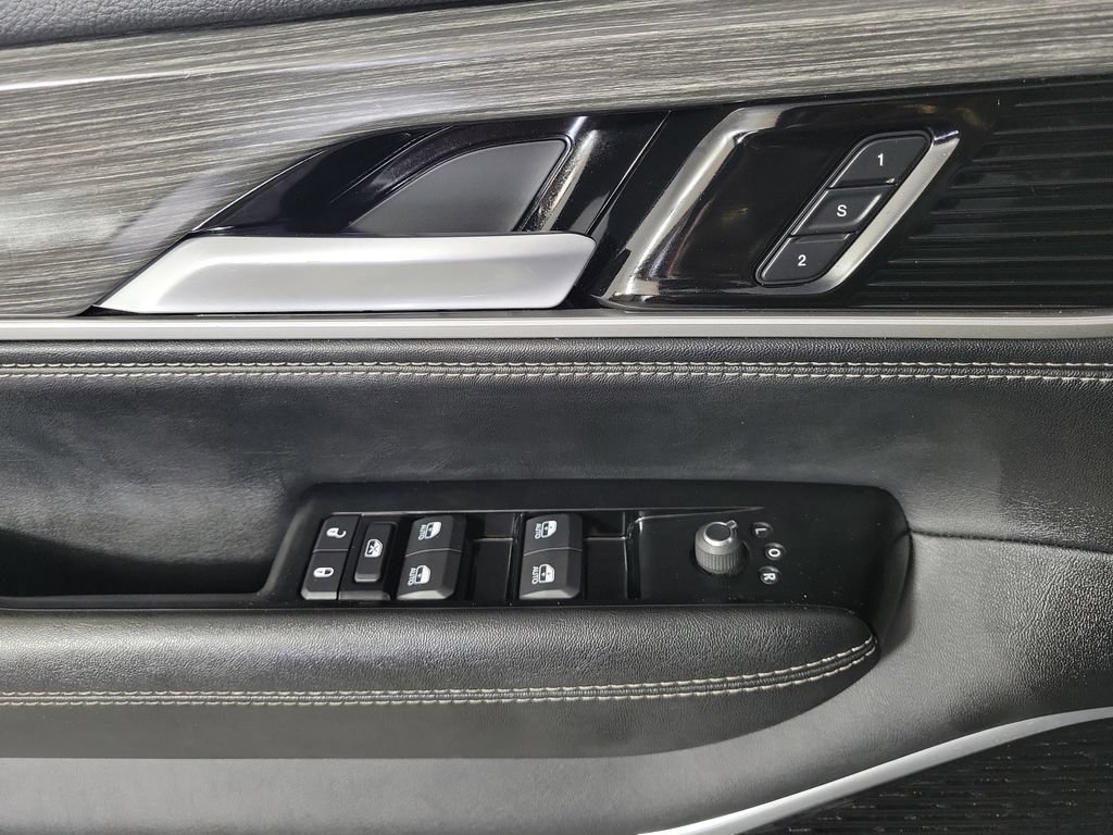 Used 2024 Jeep Wagoneer Series III w/ Premium Group I AWD/4WD image 15