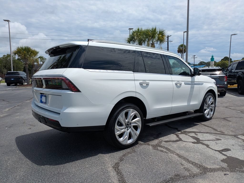 Used 2025 Lincoln Navigator Reserve AWD/4WD image 5