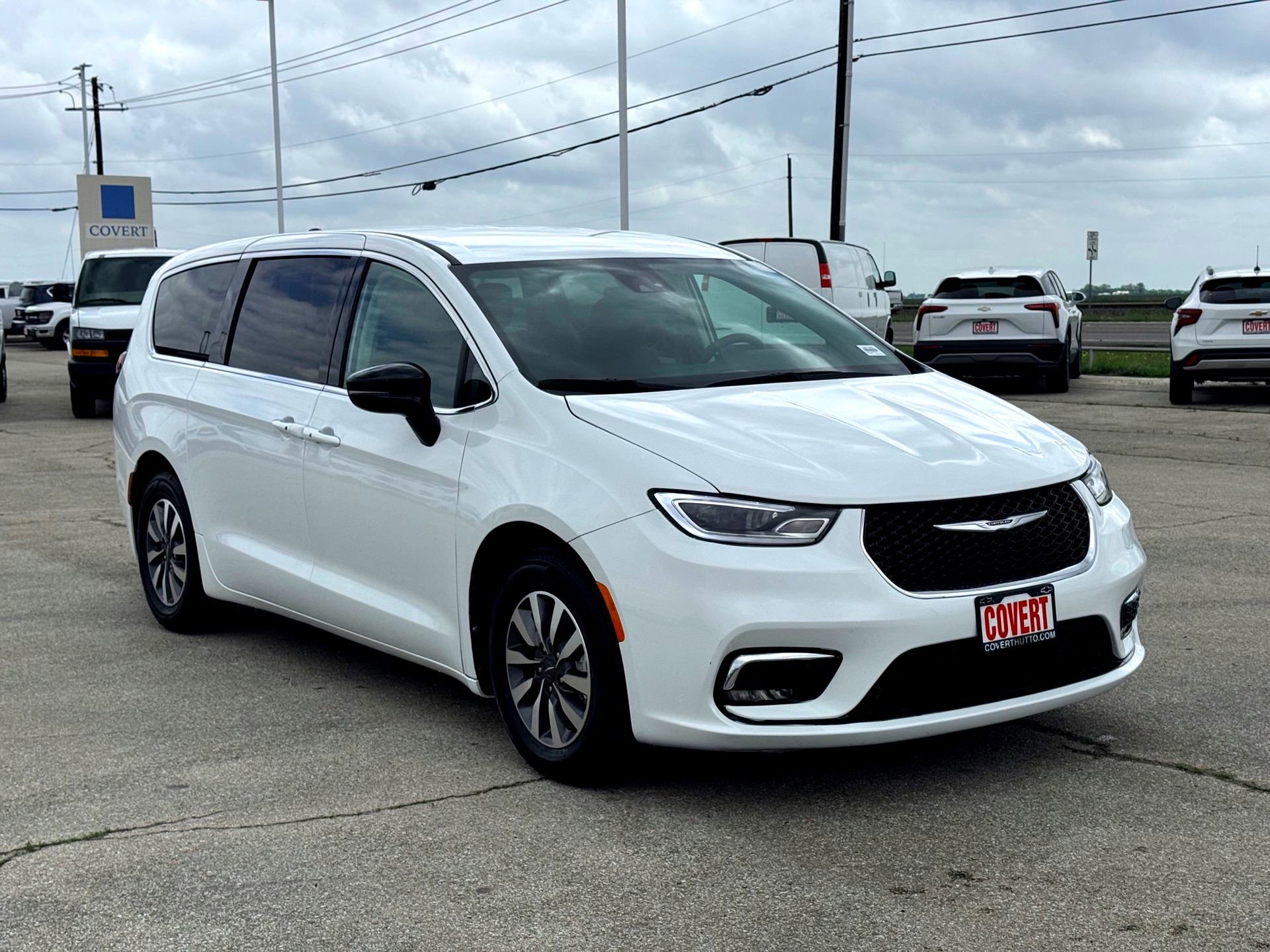 Used 2024 Chrysler Pacifica Select image 5