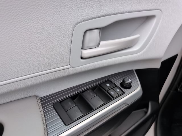 Used 2026 Toyota Sienna LE FWD image 11