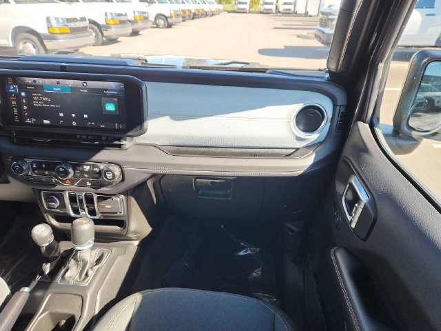 Used 2025 Jeep Wrangler Unlimited Sahara AWD/4WD image 25