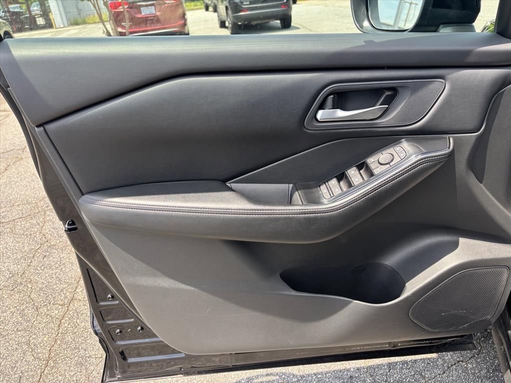 Used 2025 Nissan Rogue SV FWD image 9