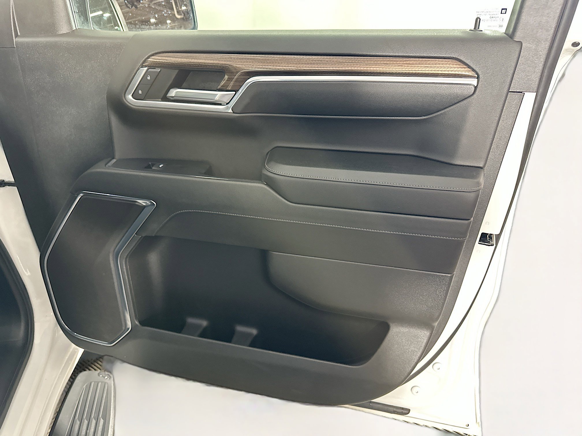 Used 2024 Chevrolet Silverado 1500 LT image 30