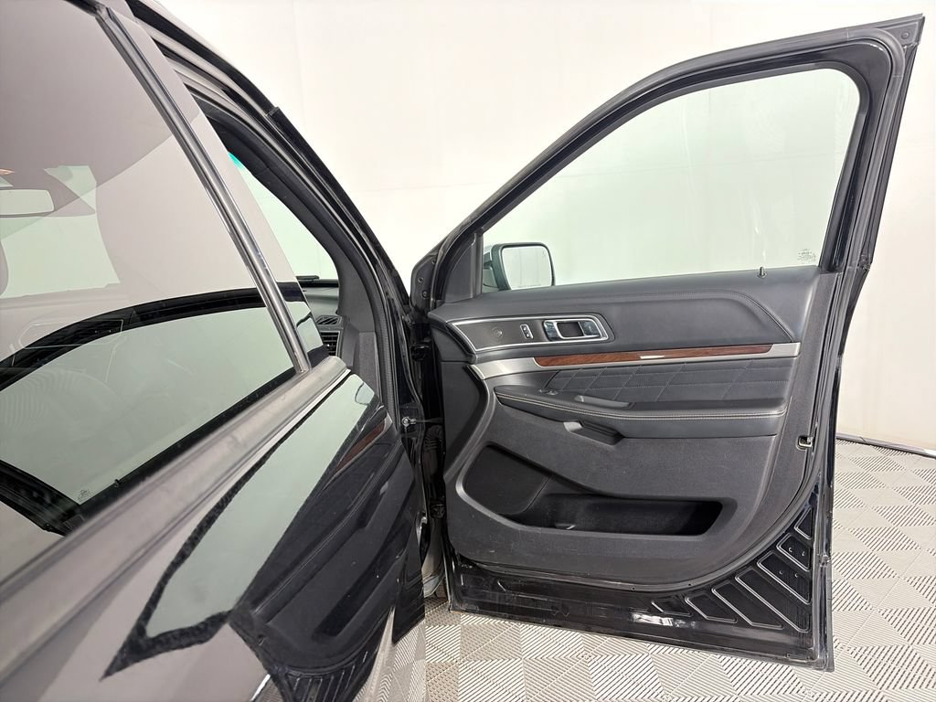 Used 2017 Ford Explorer Platinum AWD/4WD image 31