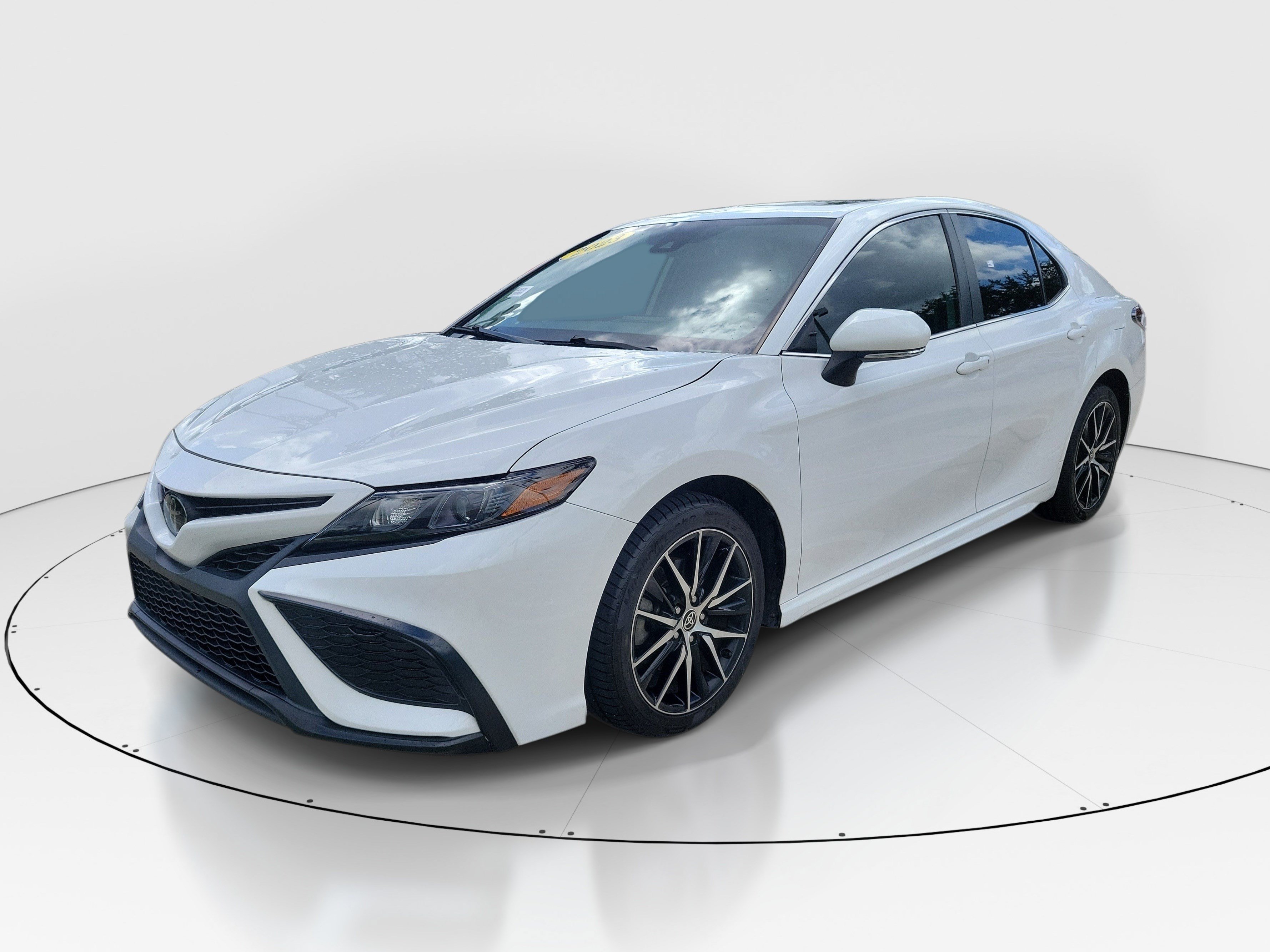 Used 2023 Toyota Camry SE w/ Convenience Package FWD image 3