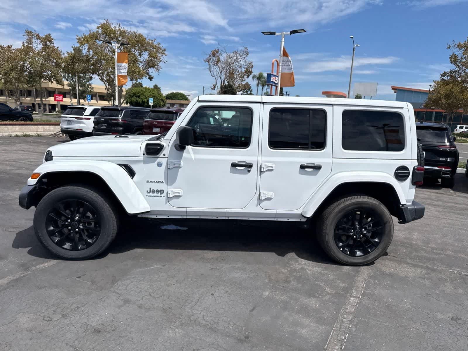 Used 2024 Jeep Wrangler Unlimited Sahara AWD/4WD image 23