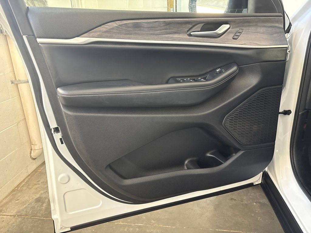 Used 2024 Jeep Grand Cherokee L Limited image 13