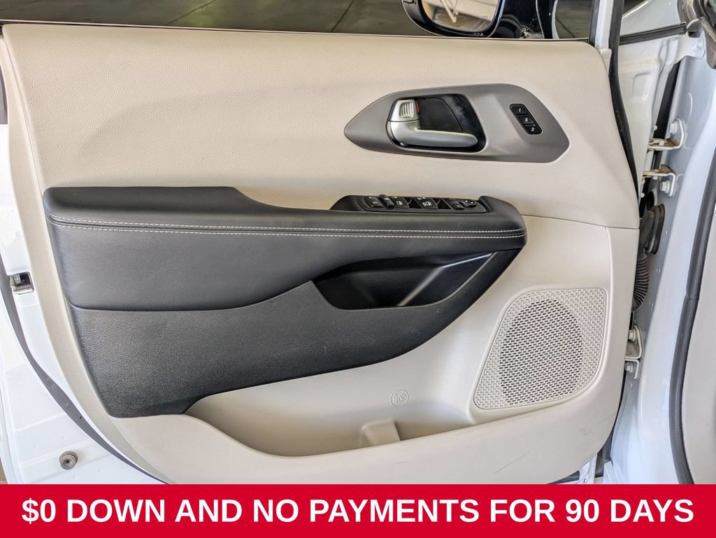 Used 2024 Chrysler Pacifica Touring-L FWD image 11