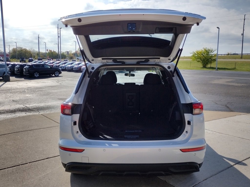 Used 2023 Mitsubishi Outlander ES image 11