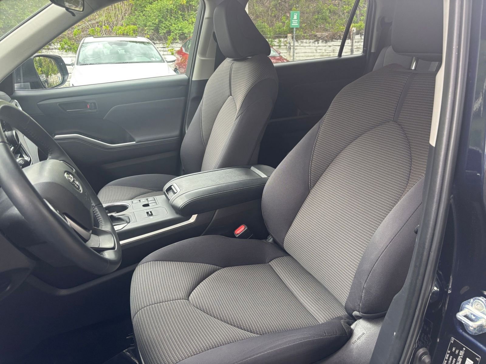 Used 2025 Toyota Highlander LE FWD image 40