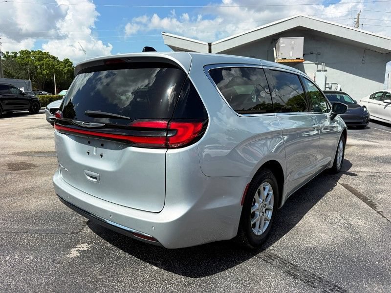 Used 2023 Chrysler Pacifica Touring-L FWD image 5