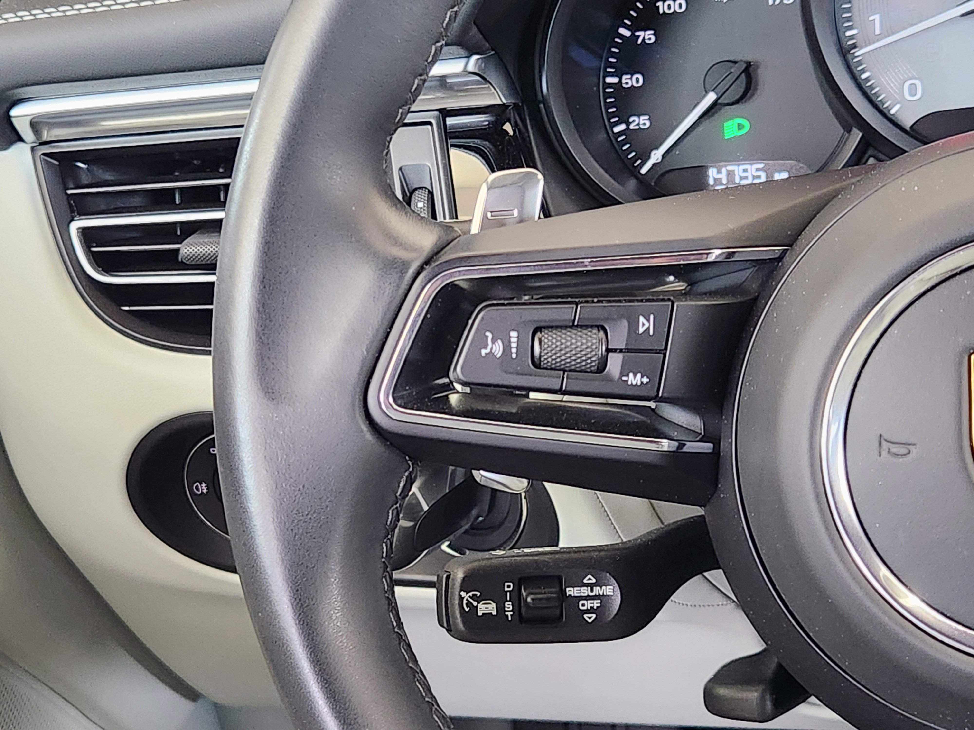 Certified 2023 Porsche Macan S AWD/4WD image 31