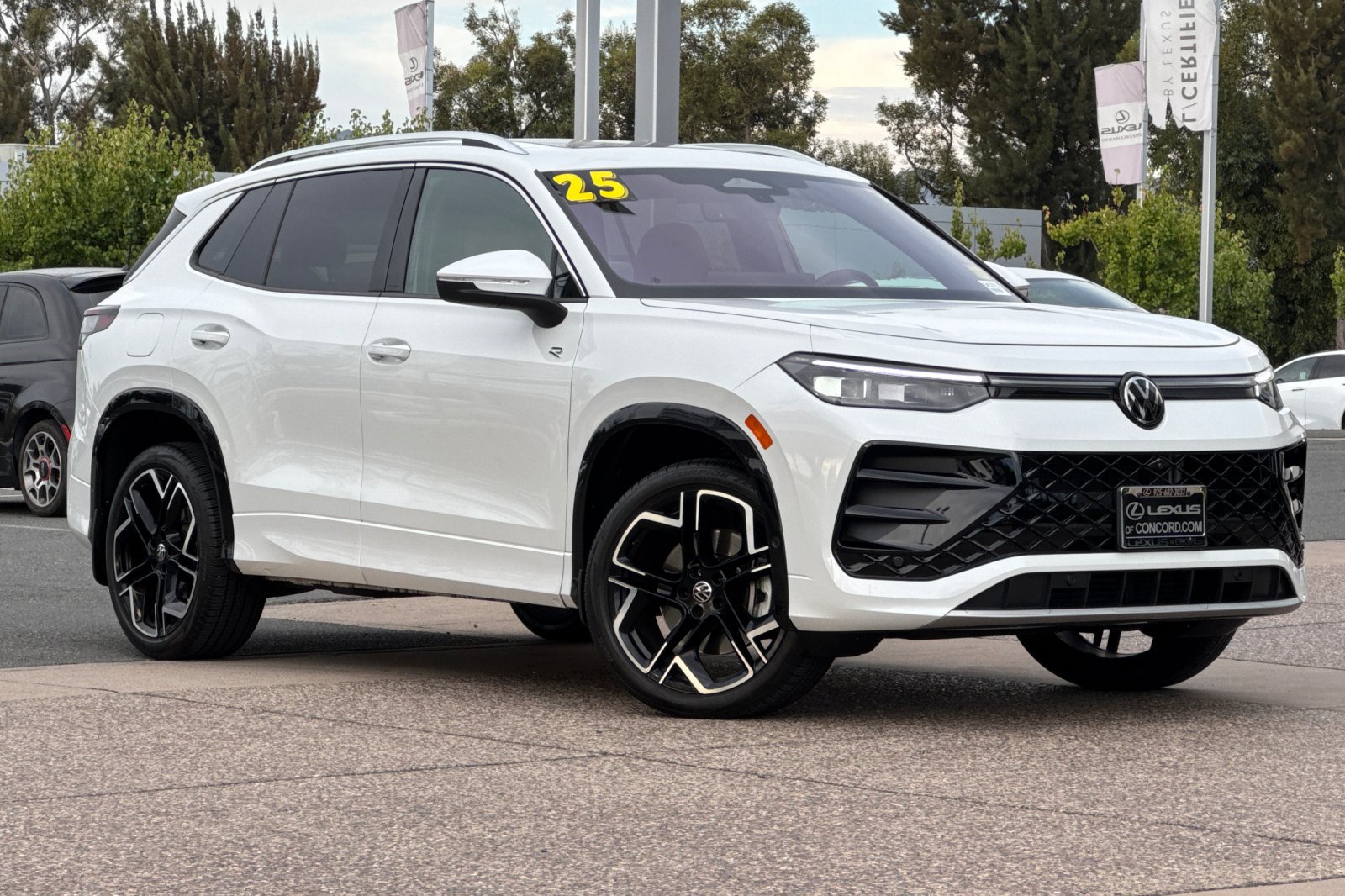 Used 2025 Volkswagen Tiguan SEL R-Line AWD/4WD image 2