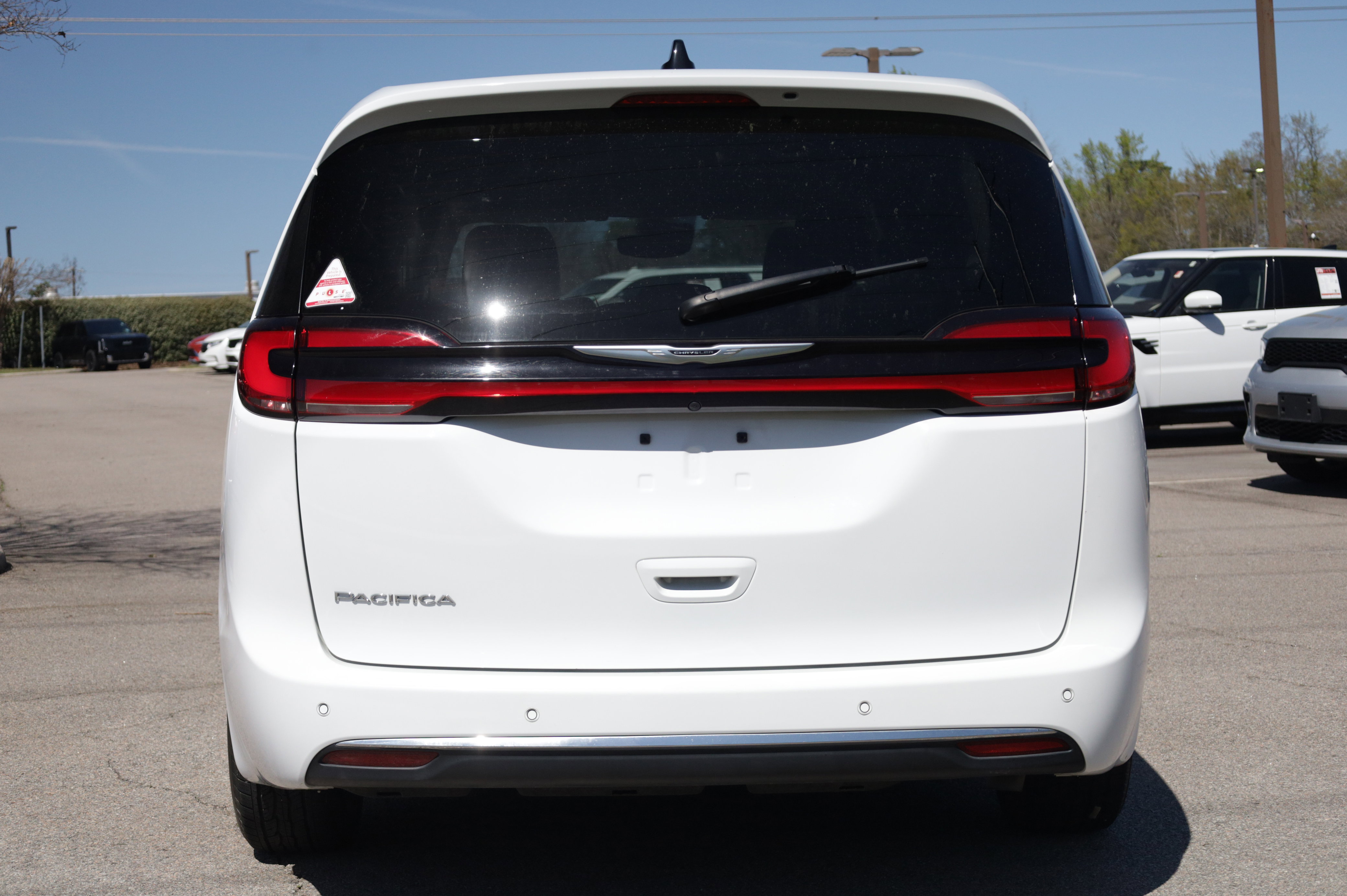 Used 2024 Chrysler Pacifica Touring-L image 5
