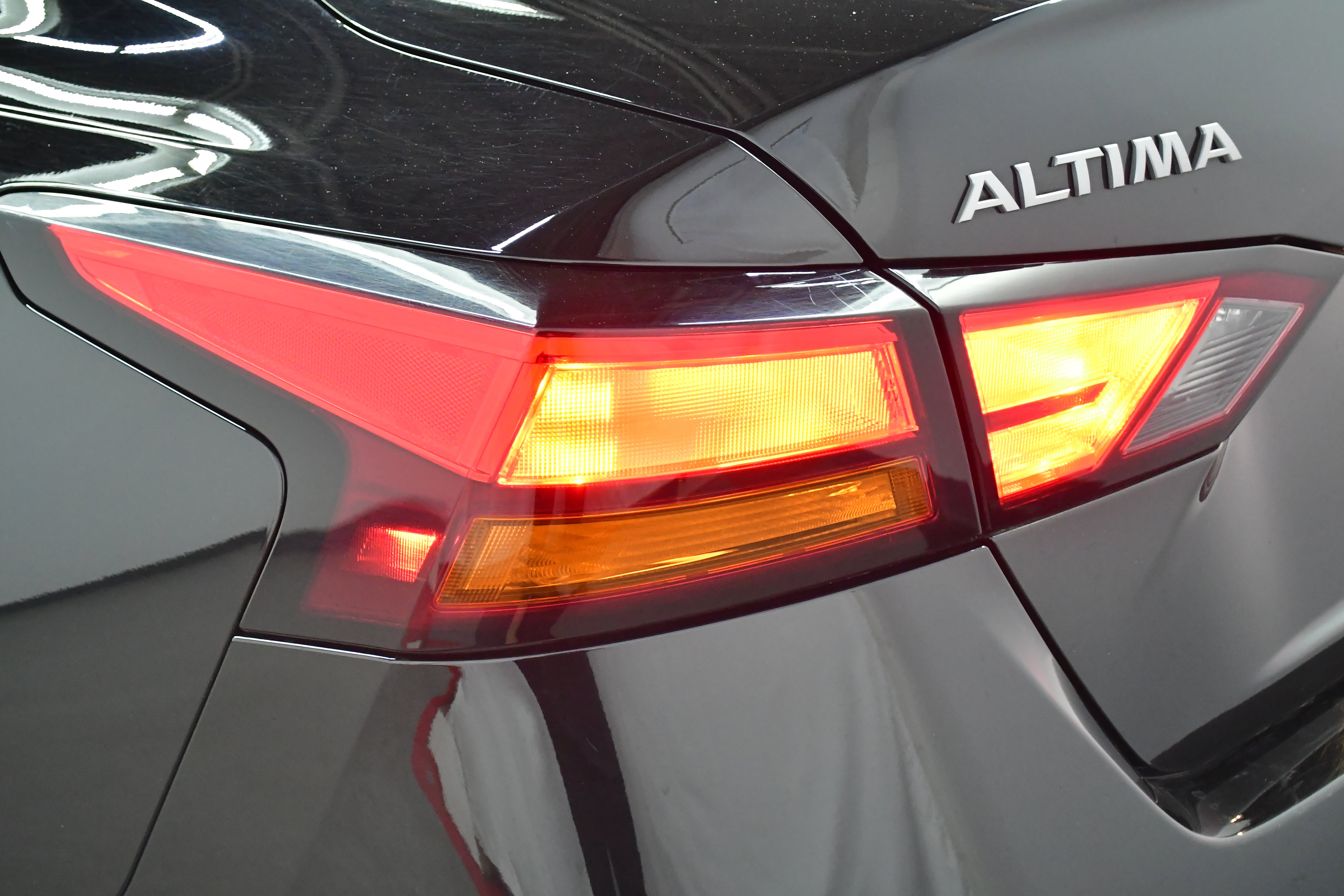 Used 2025 Nissan Altima 2.5 SV FWD image 32