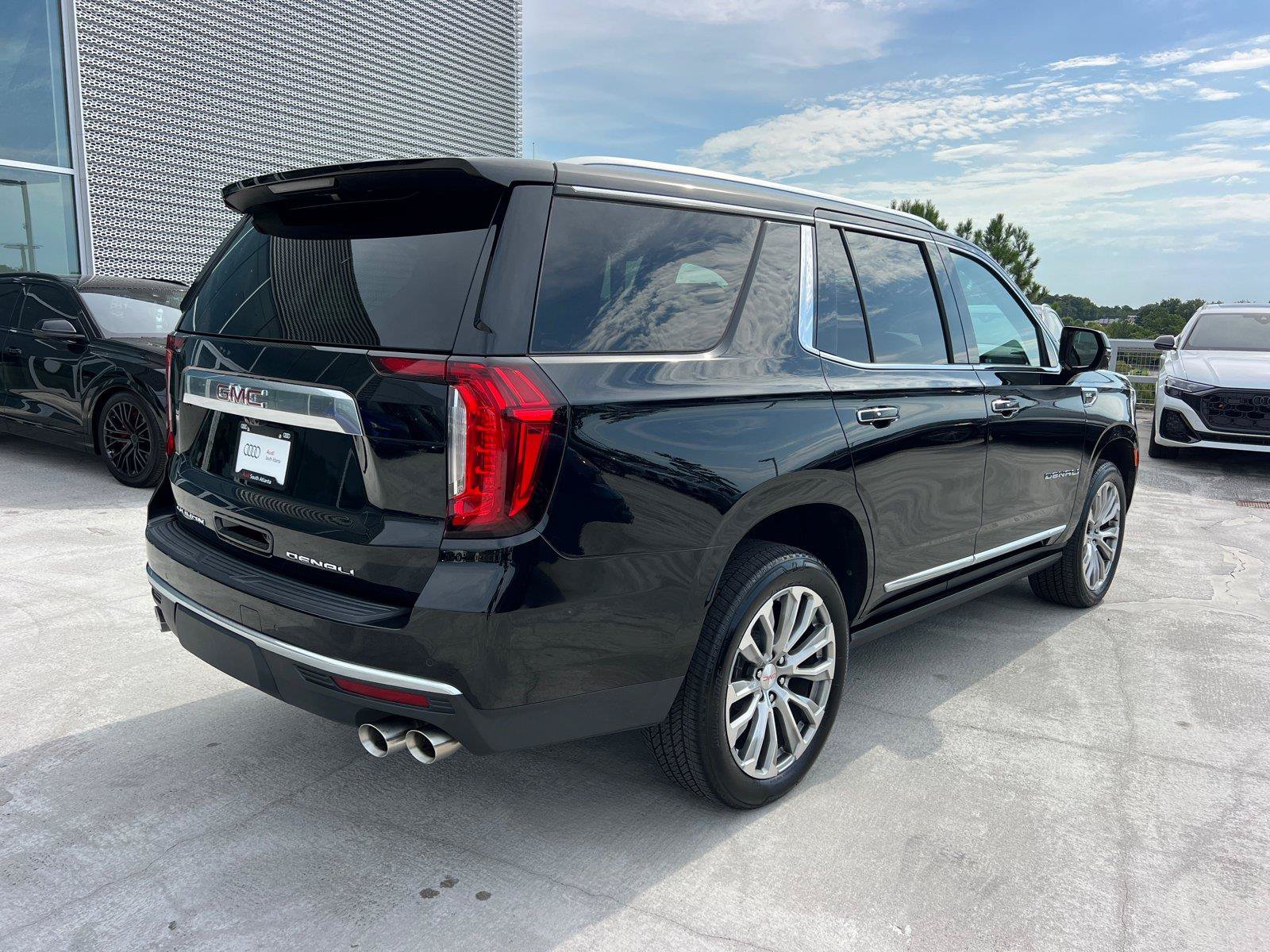 Used 2021 GMC Yukon Denali w/ Denali Premium Package AWD/4WD image 5