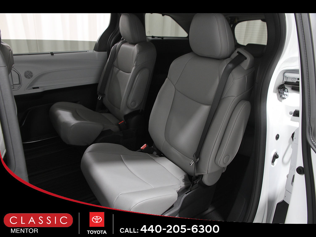 Used 2026 Toyota Sienna XLE FWD image 19